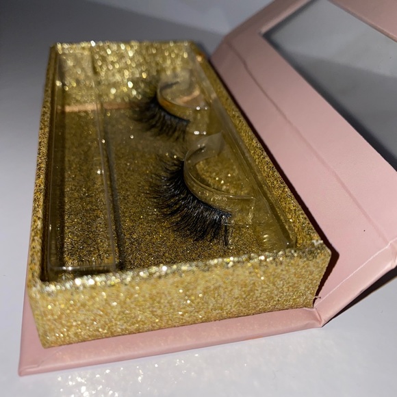 Lashes - Picture 3 of 3